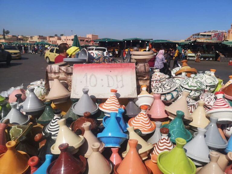 Tagines de ceràmica al soc