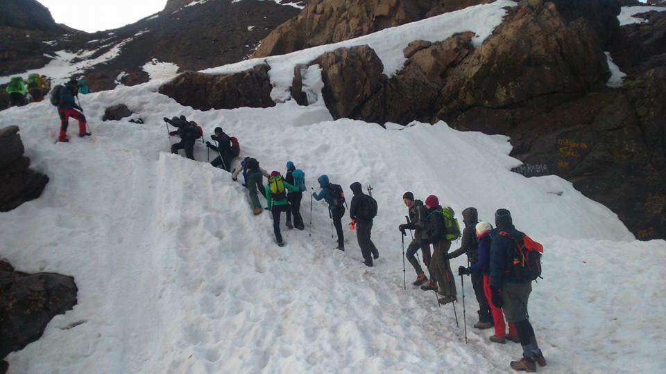 Grup fent trekking a la neu de l'Alt Atles